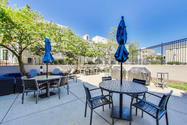 Building Photo - Light-filled 2bd/2ba right on S Four Mile Run $2850