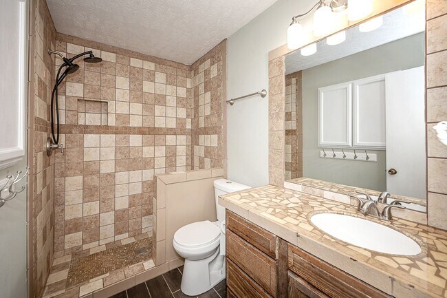 Building Photo - Move in ready 3 Bed 2 Bath Home in East Central School District!