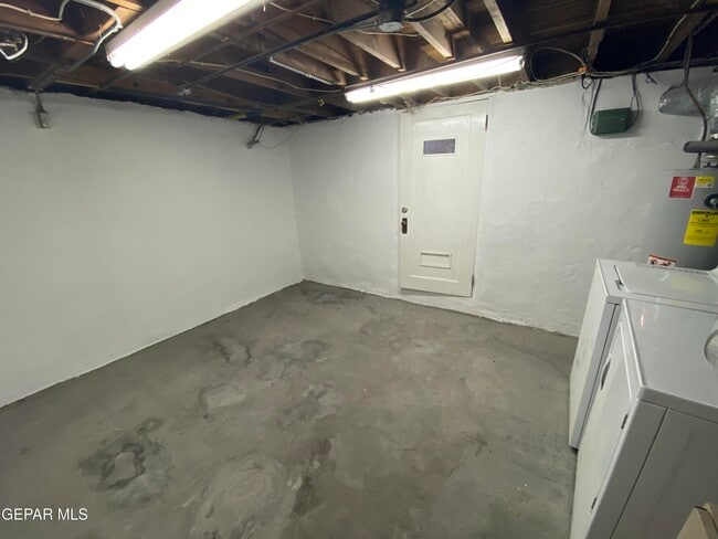 Building Photo - 405 E Robinson Ave