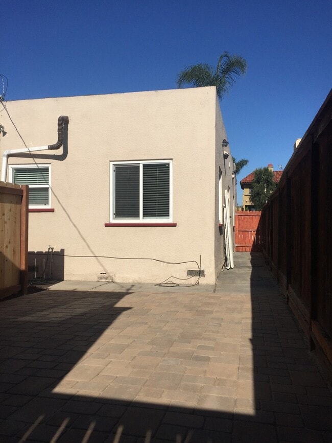 Building Photo - 33rd Duplex