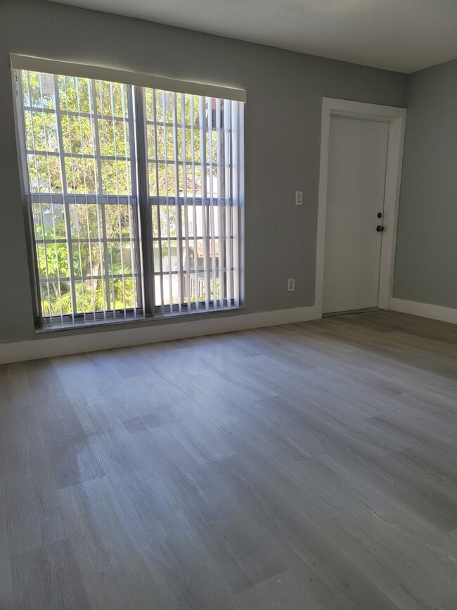 Building Photo - 10790 N Kendall Dr