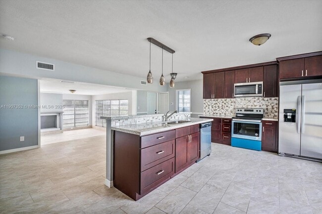 Building Photo - 1060 NE 166th St