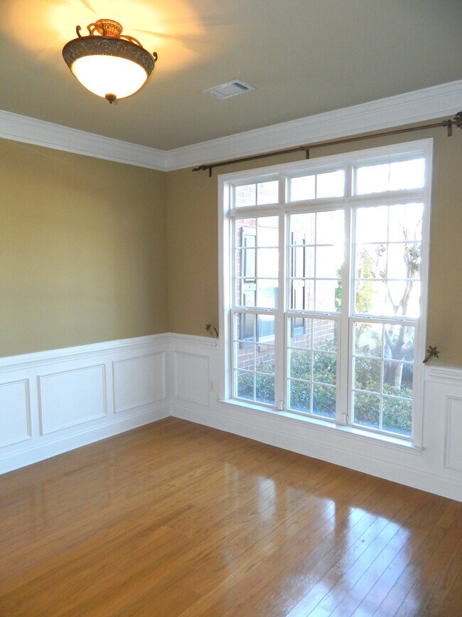 Building Photo - 1101 Brighton Dr