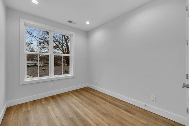 Building Photo - 425A Veritas St.