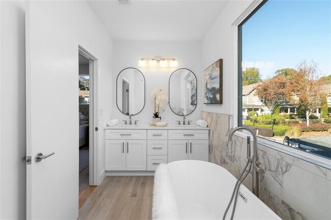 Building Photo - 147 Hutchinson St NE