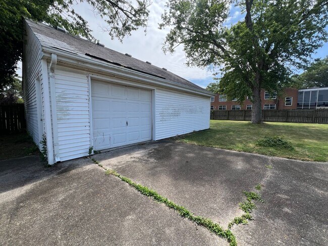 Building Photo - 2725 Greendale Ave