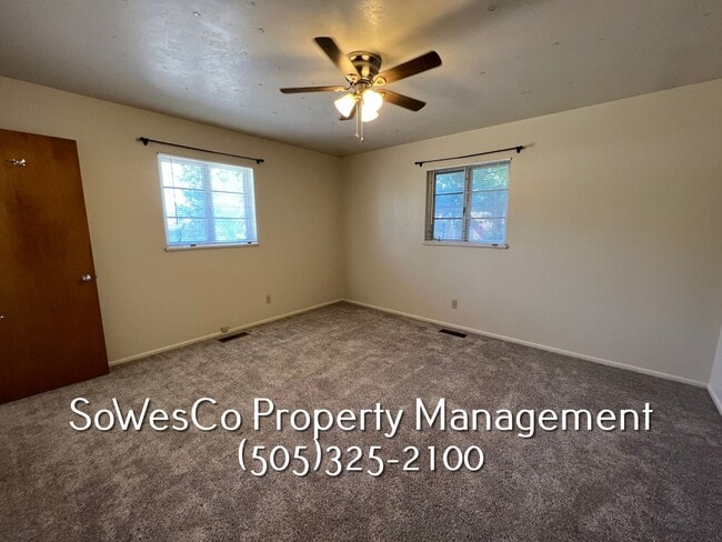 Building Photo - 3 Bedroom 2 Bath, Newer Flooring, Paint & ...