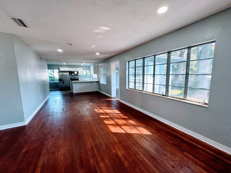 Living and dining room - 747 Moravon Ave
