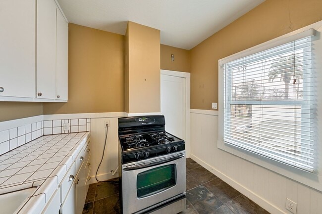 Building Photo - Charming Midtown 1-Bedroom Apartment with Private Balcony and Hardwood Floors!