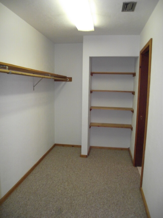Building Photo - Close proximity to Lake Wauburg & Payne's ...