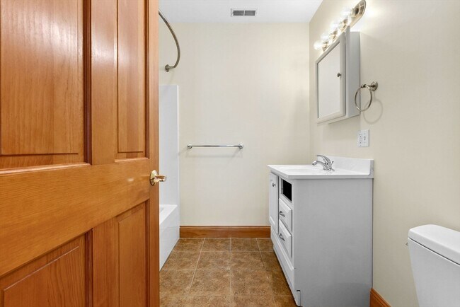 Building Photo - 50 Maple St