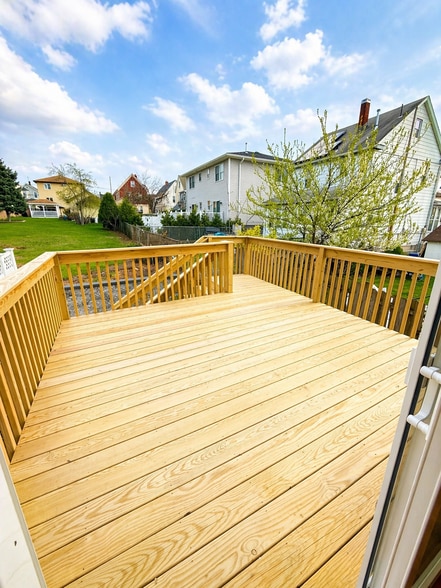 Building Photo - 374 Semel Ave