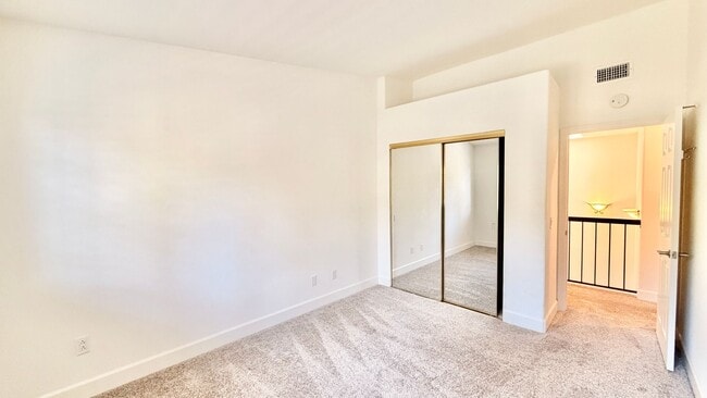 Building Photo - Beautifully Updated & Remodeled Townhome o...