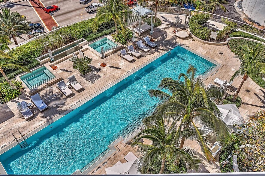 Building Photo - 15701 Collins Ave