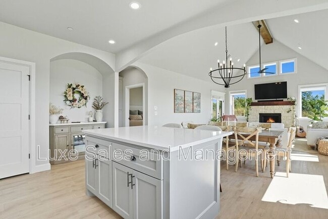 Building Photo - 4200 Abbey Pk Dr