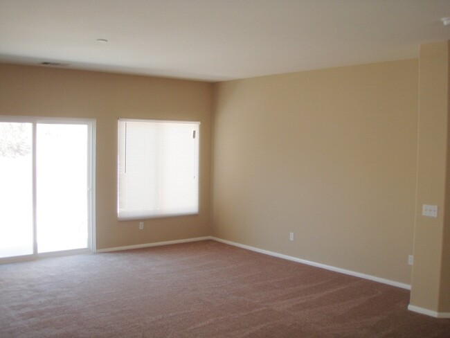 Building Photo - 3 Bedroom 2 Bath located in Mountain View DHS