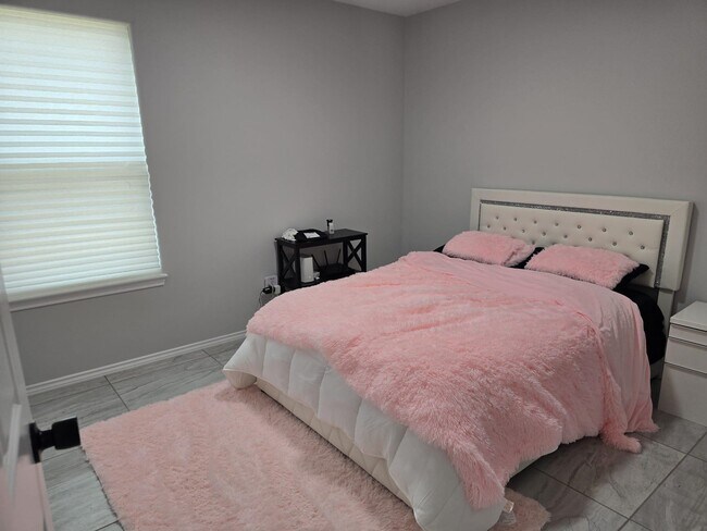 Building Photo - 5807 Seminario Ln
