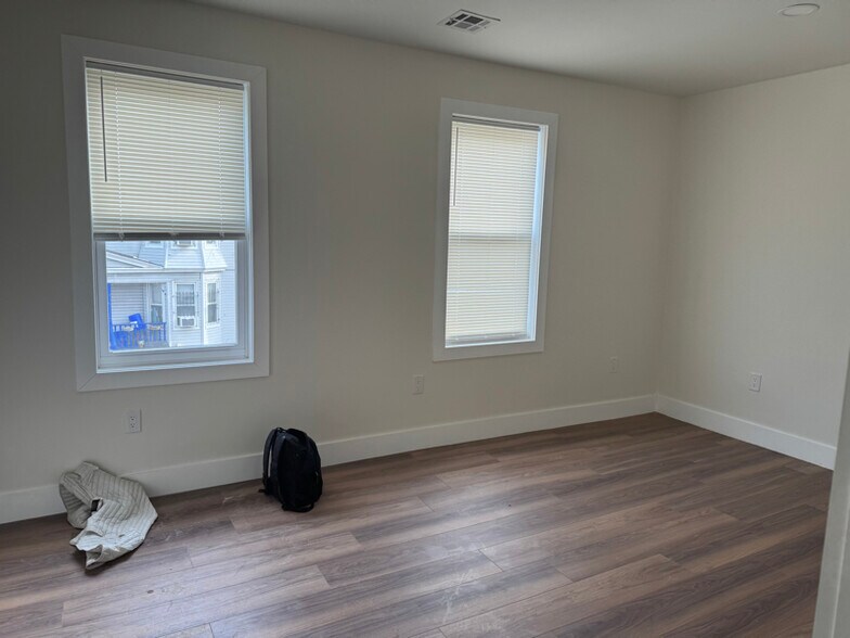 Building Photo - 445 S 17th St