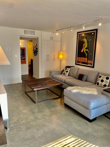 Building Photo - 970 Palm Ave