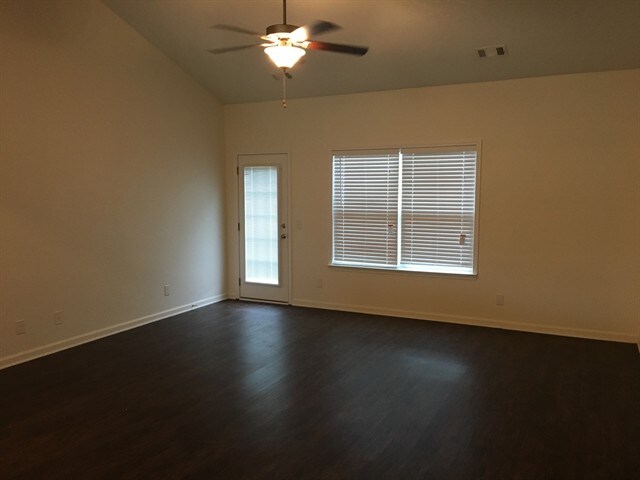 Building Photo - 209 Crooked Oaks Dr