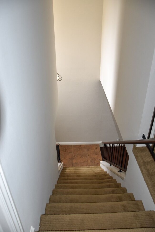 Building Photo - 3 Bedroom 2.5 Bath Hampton Court Condo Nea...