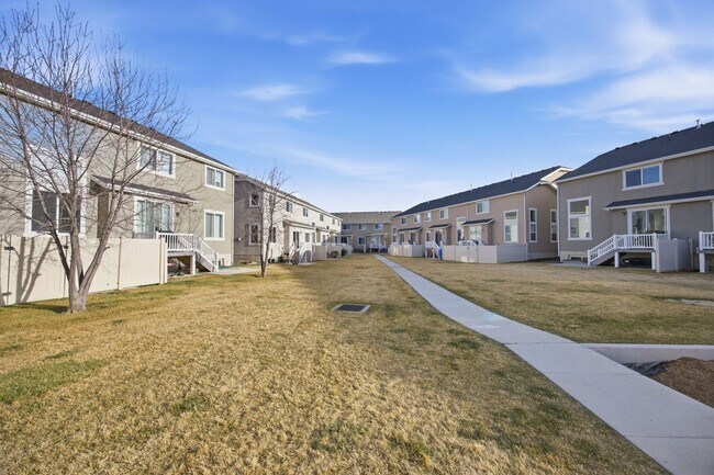 Building Photo - Stunning townhome on Sleepy Ridge