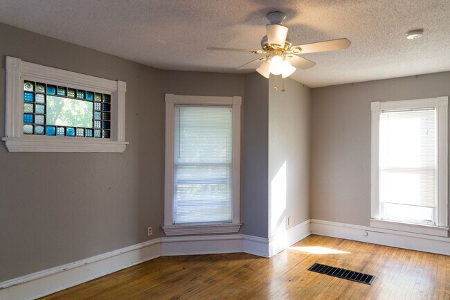 Building Photo - Prime 5 Bedroom in Dinkytown close to the ...