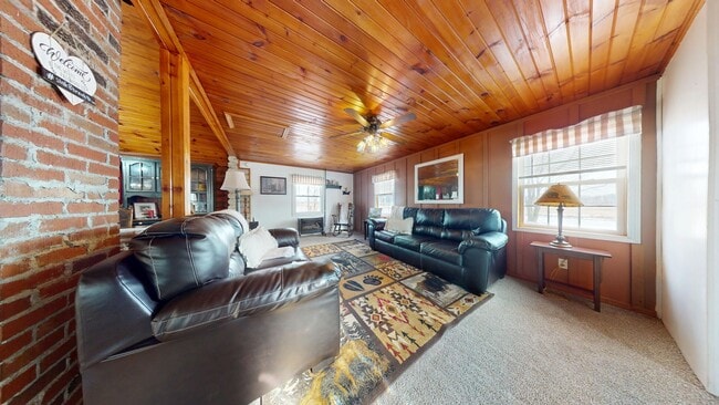 Building Photo - Beautiful Cabin in Crestview School District!