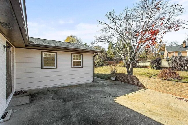 Building Photo - 305 Hillside Dr