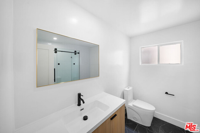 Building Photo - 605 San Vicente Blvd