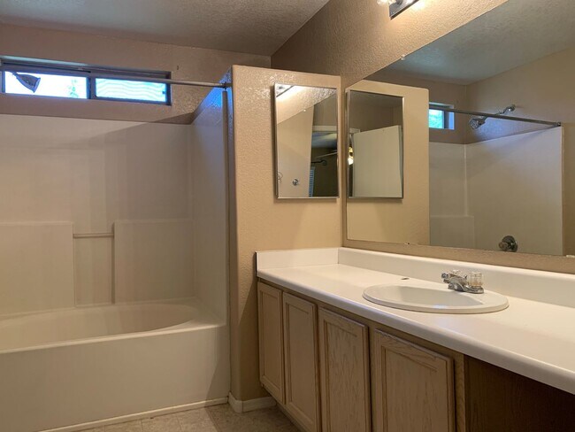 Building Photo - Wonderful 3 bedroom 2.5 bath home located in the golf course community of Western Skies