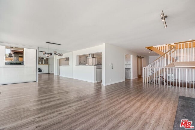 Building Photo - 2308 The Strand