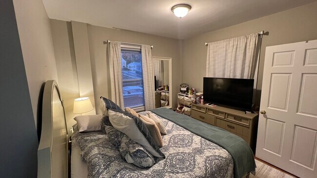 Building Photo - 48 Bartley St