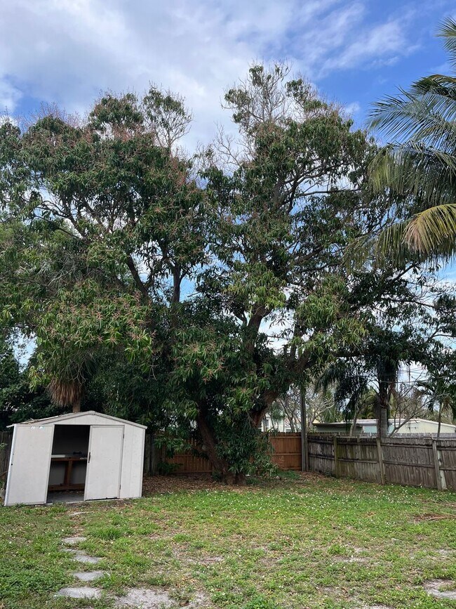 Building Photo - Newly renovated 3/2 for rent!