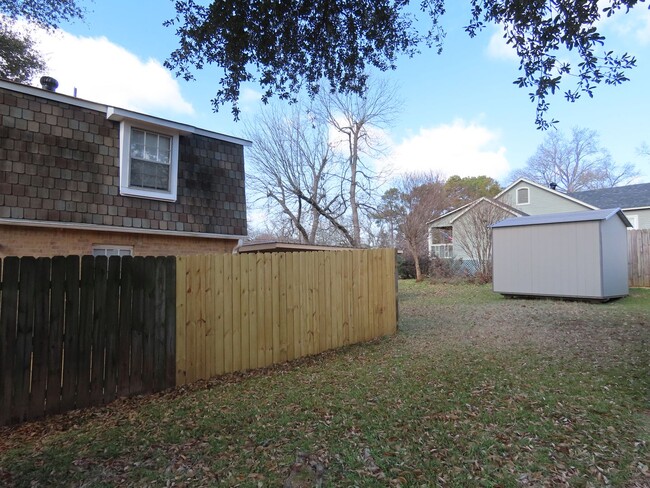 Building Photo - Lovely 2 Bedroom, 1-1/2 Bath, Duplex!