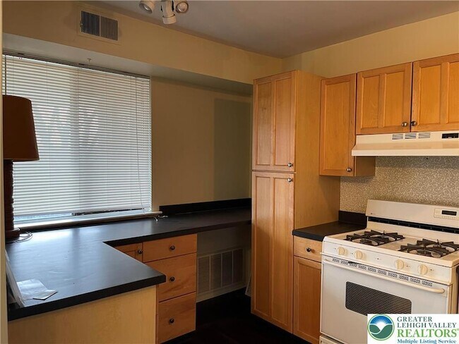 Building Photo - 1590 Alta Dr