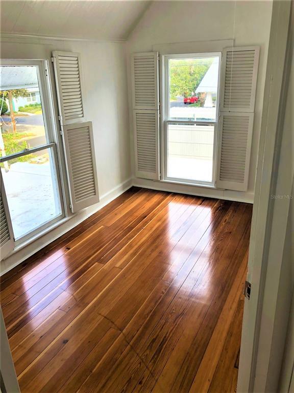 Building Photo - 835 Victoria Dr