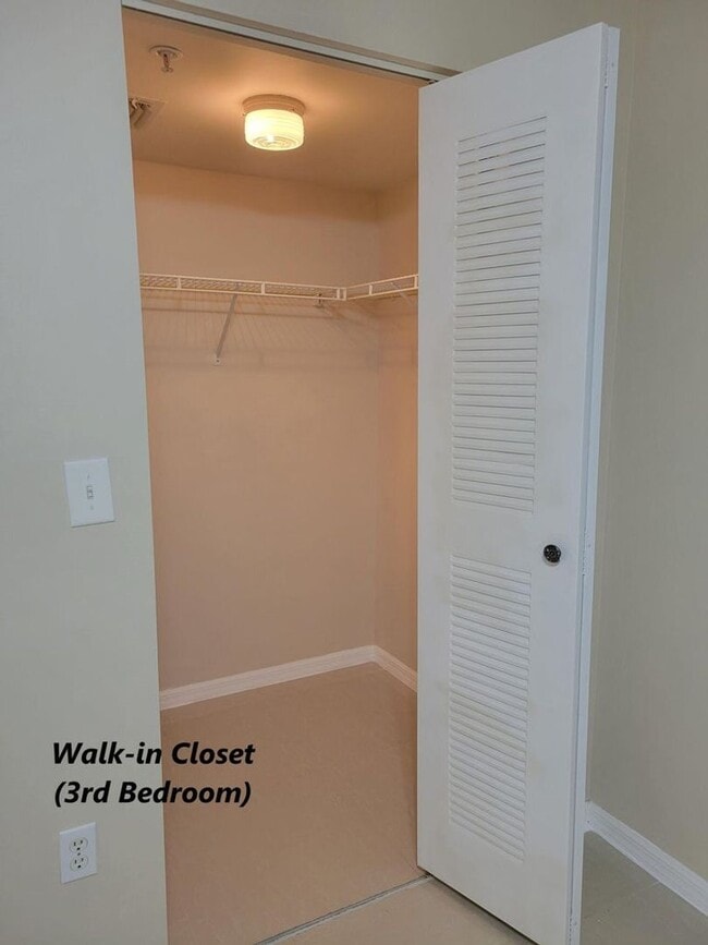 Building Photo - 1400 Crestwood Ct S