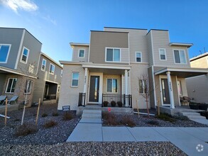 Building Photo - 3 Bed 2.5 Bath Home Ready For Move In.