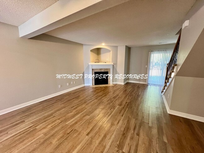 Building Photo - Stunning 3 Bedroom townhome w/ outdoor Maintenance provided