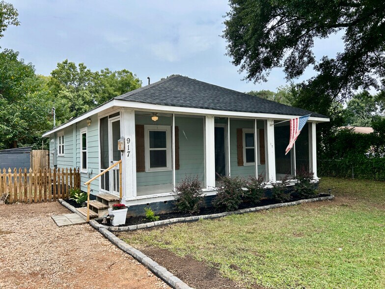 Building Photo - 917 Laye St