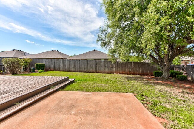 Building Photo - 608 Cavecreek St
