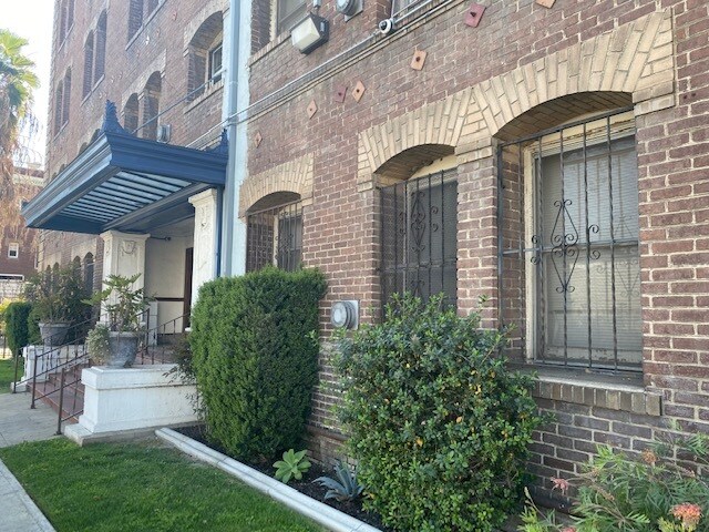 Building Photo - 4125 S Figueroa St