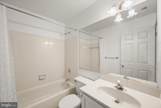 Building Photo - 20 Tenby Ct