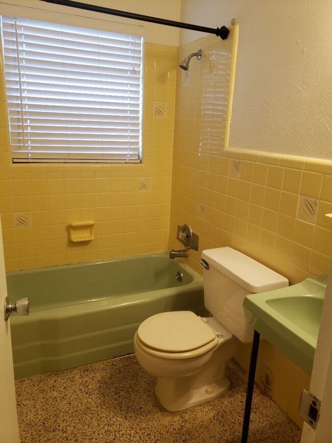Building Photo - WR-2 Bliss Duplex