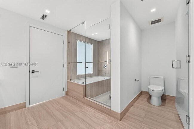 Building Photo - 2411 Laguna Cir