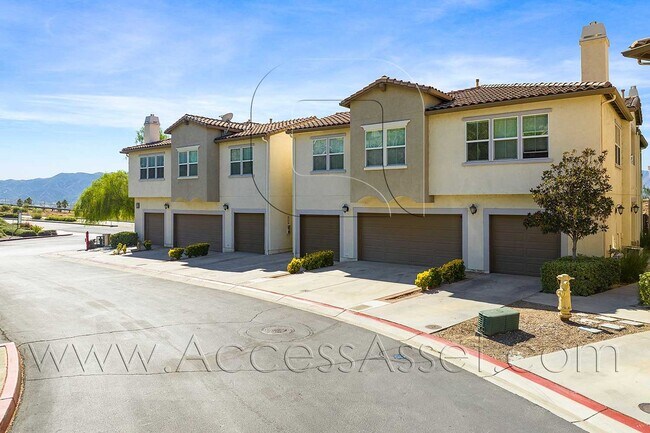 Primary Photo - Beautiful 3 Bed / 2.5 Bath Townhouse In Vi...