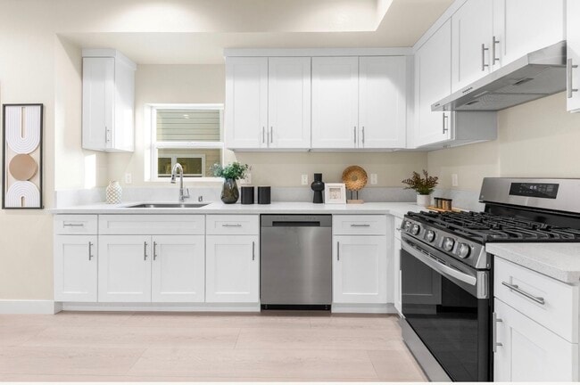 Building Photo - 648 W Grand Ave