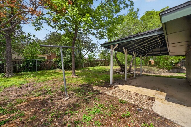 Building Photo - Beautifully refreshed 3-bedroom, 2-bath ranch-style home, located in the sought-after Colonies No...