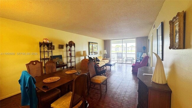 Building Photo - 9423 S Hollybrook Lake Dr